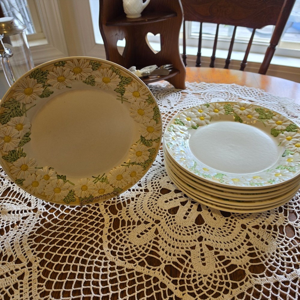 Set 8 Vintage METLOX Poppytrail Sculptured Daisy Dinner Plates 10.5" California